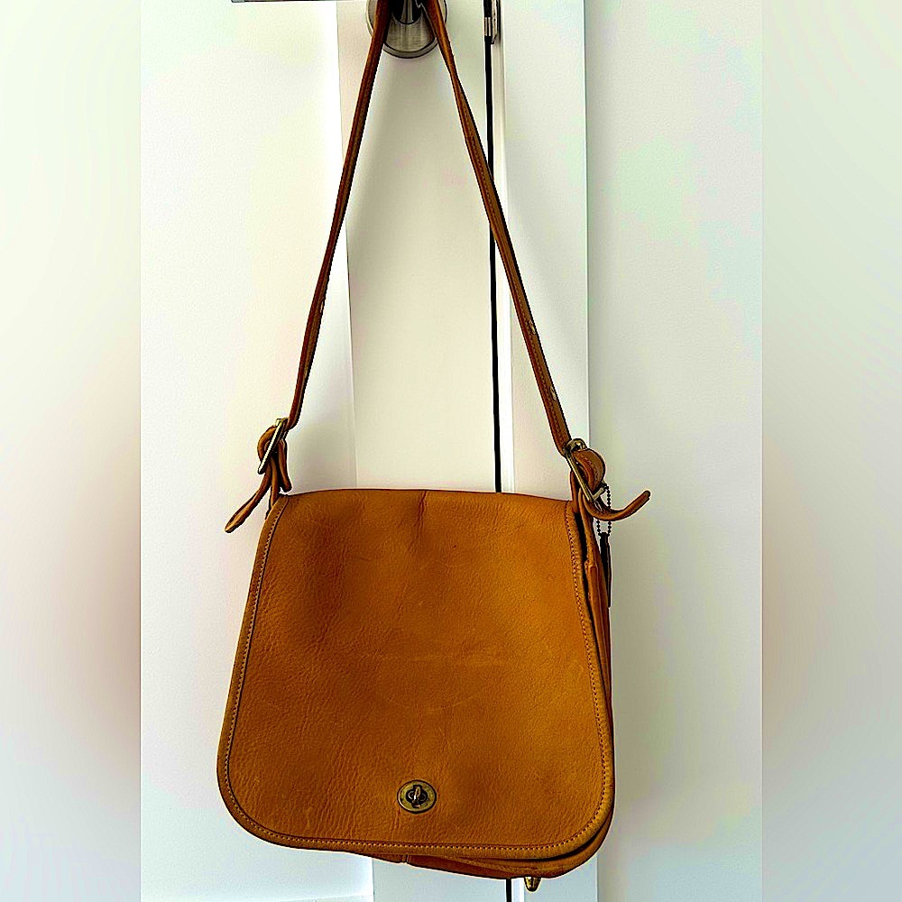 Coach Tan Leather Shoulder Bag Timeless Design - VINTAGE